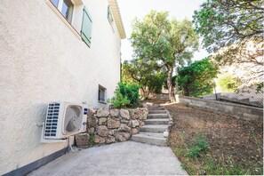 Property grounds - Beautiful villa with large swimming pool (Roquebrune-Sur-Argens)