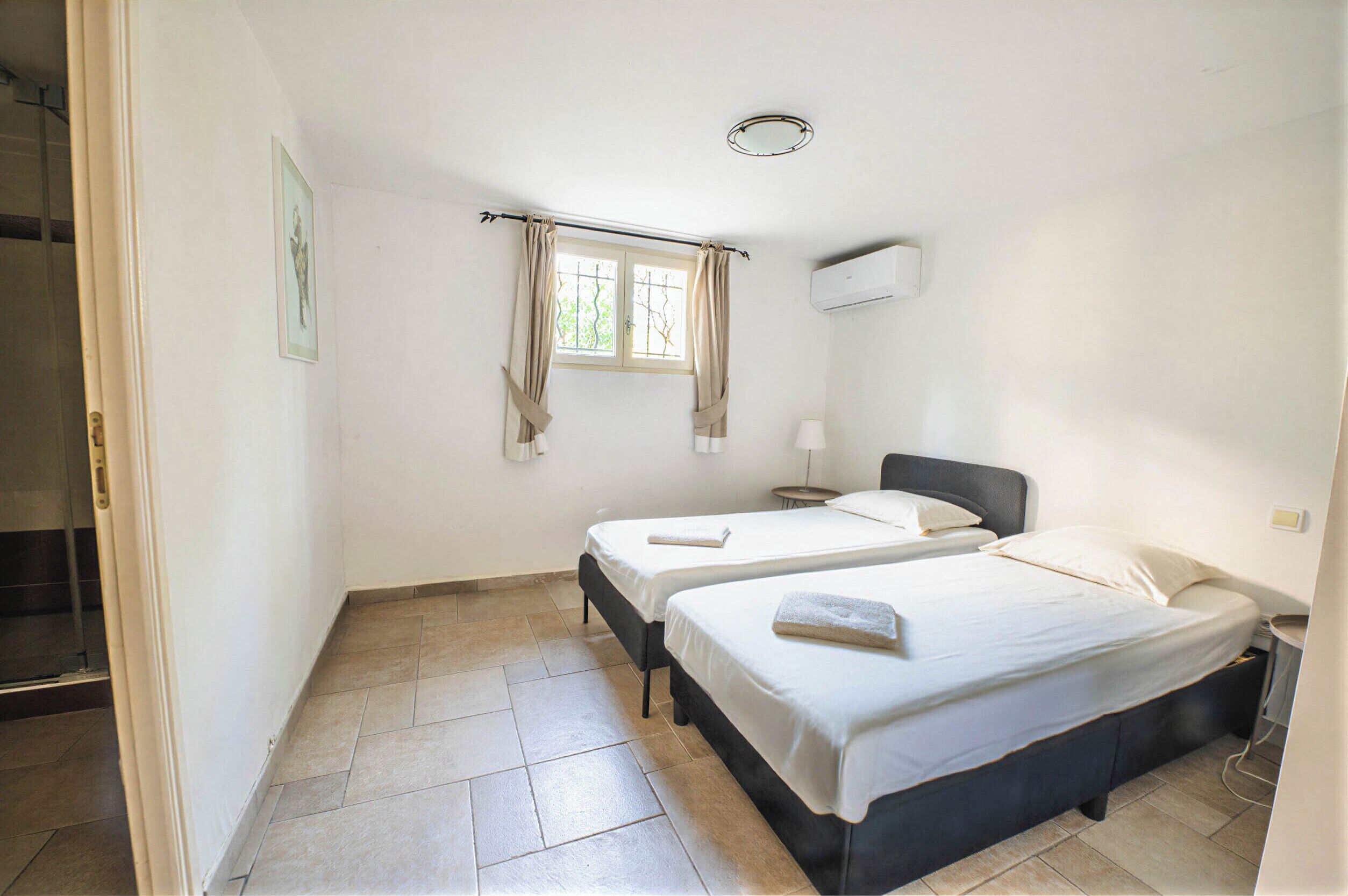 Slaapkamer 2 x eenpersoonsbed, eigen badkamer, airconditioning, garderobekast