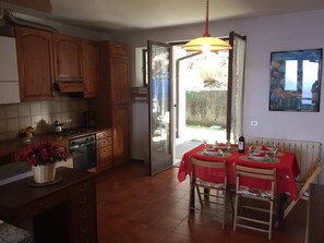 Refrigerador, horno, cafetera y tetera y utensilios de cocina 