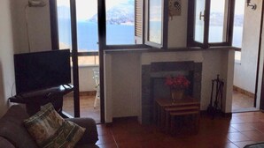 A living room with a television, sofa, and fireplace. - Thommy apartment in Stresa with  lake view (Stresa)