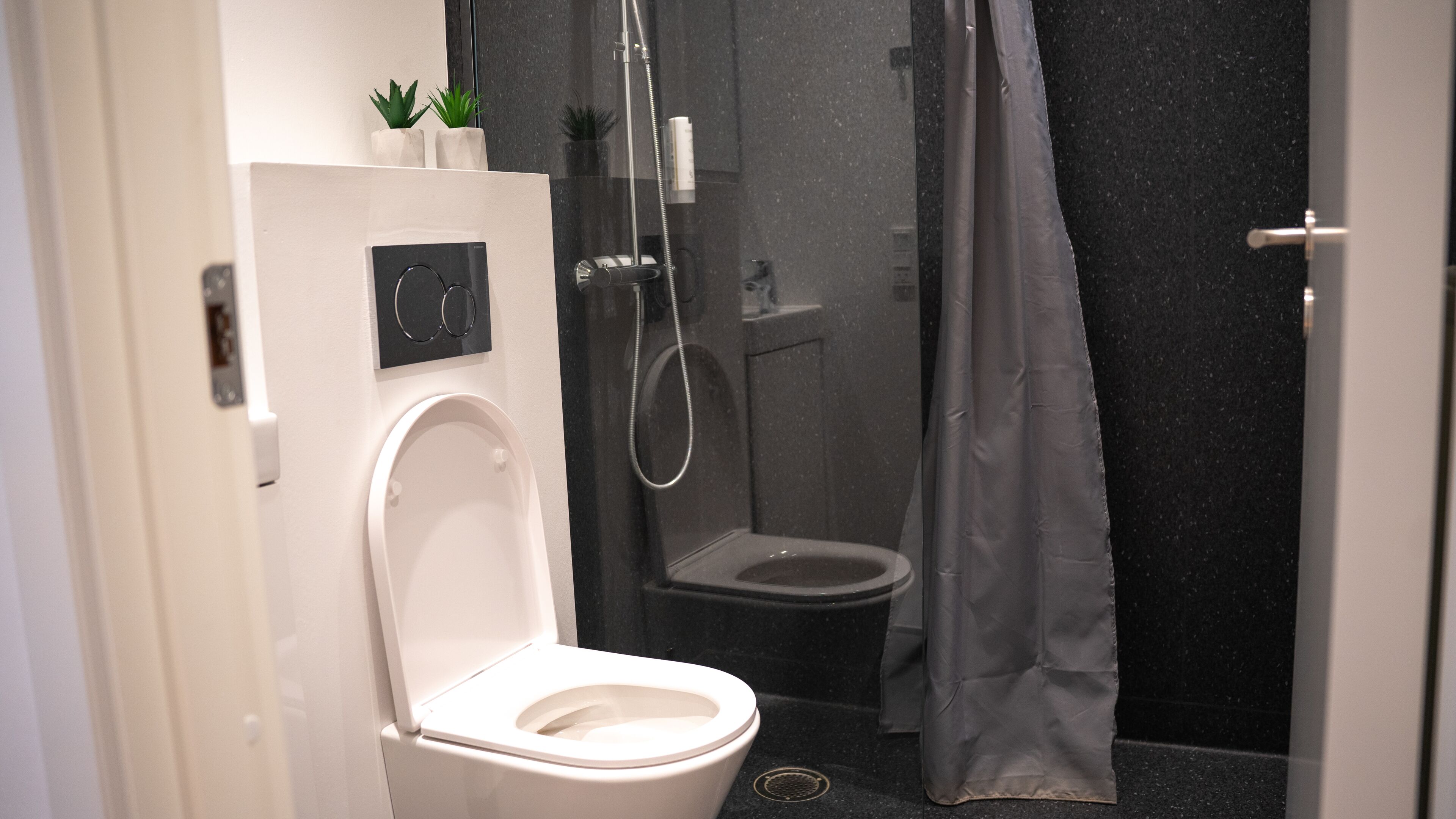 deluxe single room | bathroom | free toiletries, hair dryer, towels