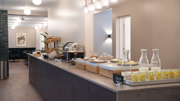 A buffet setup with various food items and a sign indicating 'SKYR'. - Hotel City (Holstebro)