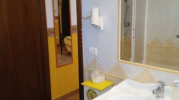 Camera quadrupla | Bagno | Doccia, set di cortesia gratuito, asciugacapelli, pantofole