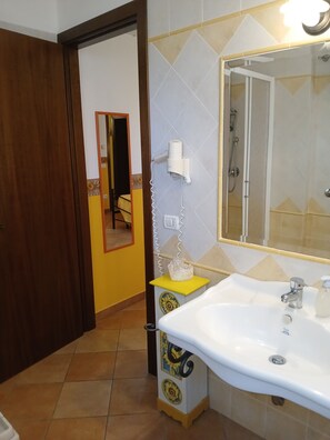 Quadruple Room | Bathroom