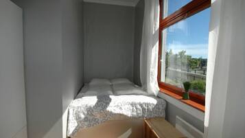 Apartemen, 3 kamar tidur | 1 kamar tidur, meja kerja, dan Wi-Fi gratis