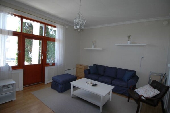 Departamento, 3 habitaciones | Sala de estar | Televisión de pantalla plana 