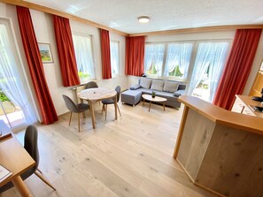 Comfort Apartment | Living area | 8-cm flat-screen TV with satellite channels - Hotel Zartenbach B&B (Hinterzarten)