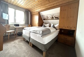 Basic Double Room (small) | Hypo-allergenic bedding, free WiFi, bed sheets - Hotel Zartenbach B&B (Hinterzarten)