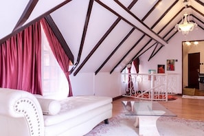 Family Apartment, 5 Bedrooms | Living room