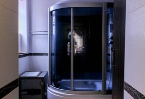 Family Apartment, 5 Bedrooms | Bathroom shower