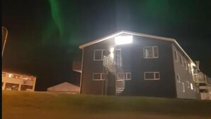 Rakennuksessa on portaikko ja kattovalaisin.
