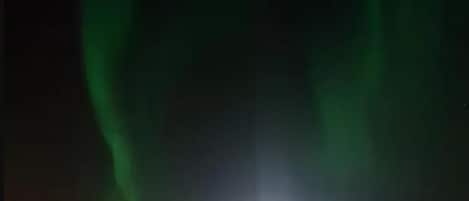 Vista frontal de la propiedad por la tarde o noche