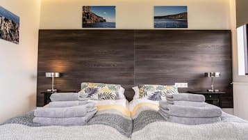 Twin Room, Private Bathroom | Desk, blackout curtains, soundproofing, free WiFi