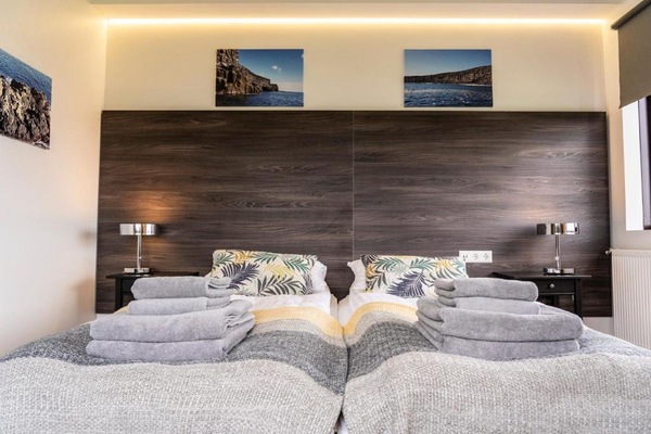 Twin Room, Private Bathroom | Desk, blackout drapes, soundproofing, free WiFi