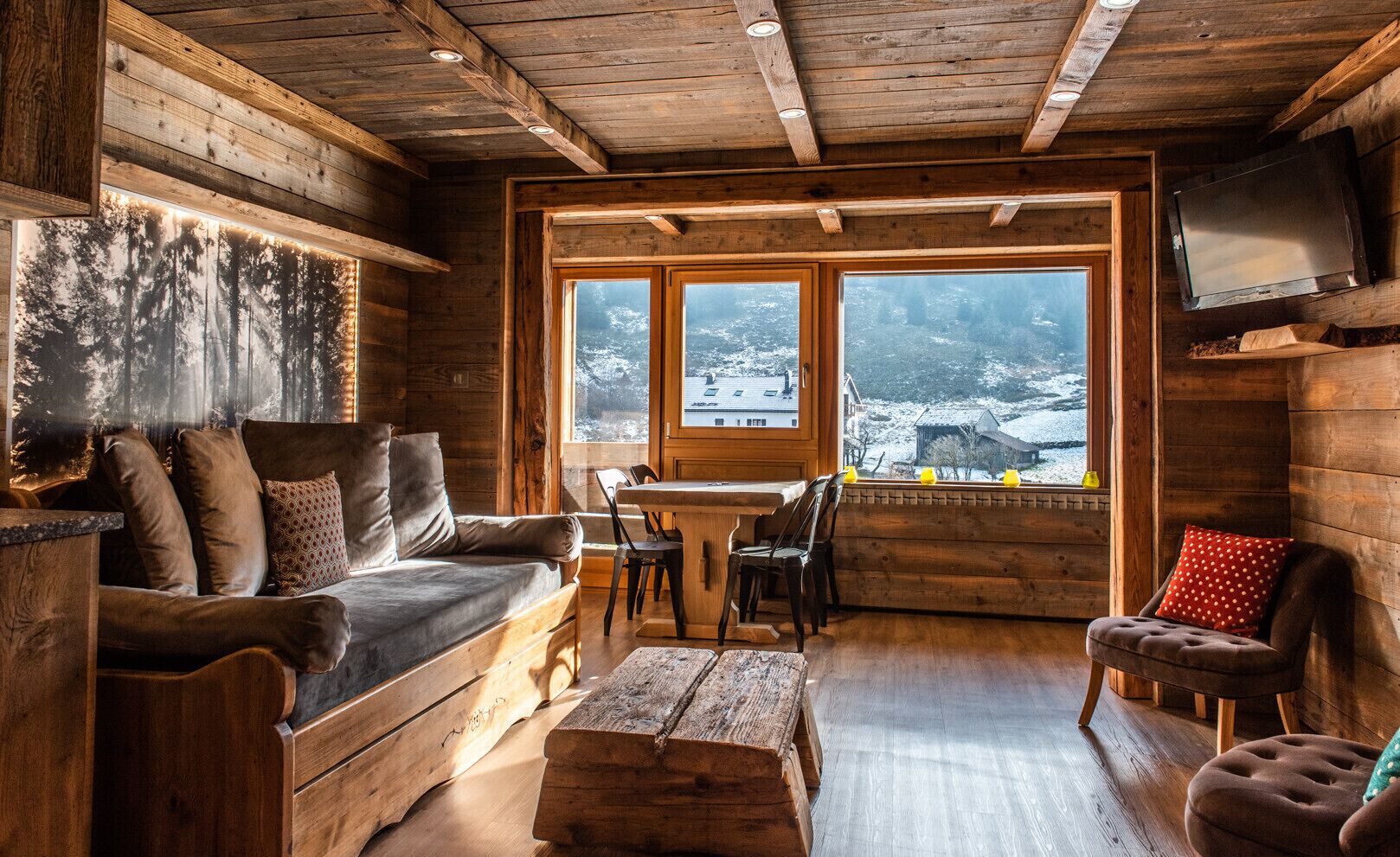 Fernseher, Tischfußball, Tischtennisplatte