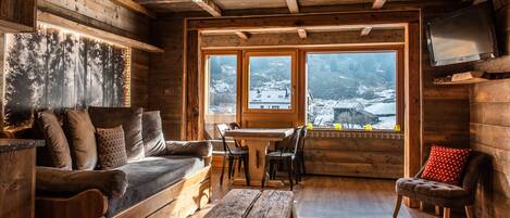 Fernseher, Tischfußball, Tischtennisplatte