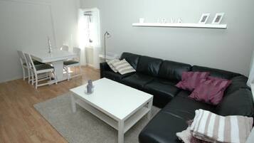 Leilighet, 3 soverom | Oppholdsrom | Flatskjerm-TV