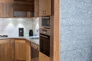 Een koelkast, een microgolfoven, een oven, een kookplaat