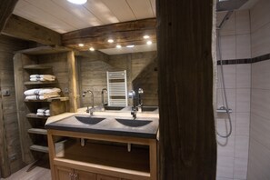 Baignoire, sèche-cheveux