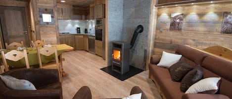 Télévision, cheminée, baby-foot, table de tennis de table