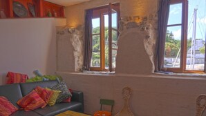 TV - Terraced house with 2 bedrooms in Le Palais center, pets allowed (Le Palais)