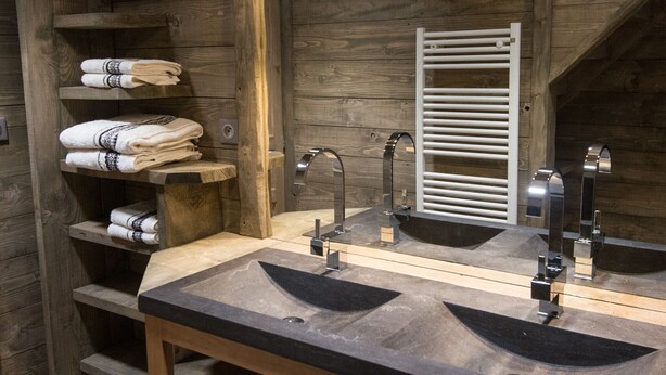 A wooden cabin-style bathroom with two sinks, a towel rack, and a mirror. - Superbe appartement premium 42m² rénové terrasse wifi proche piste Hohneck (La Bresse)