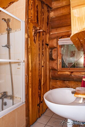 Bathtub, hair dryer - Magnifique chalet rondins à La Bresse, idéal famille, wifi, calme, terrasse (La Bresse)