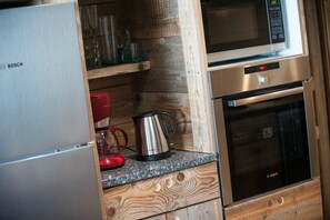 Fridge, microwave, oven, stovetop - Studio Premium 1 chambre de 42 m² idéal couple calme wifi 3 ème étage (La Bresse)