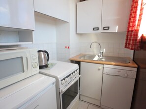 Fridge, dishwasher, coffee/tea maker, toaster