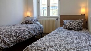 2 Schlafzimmer, Schreibtisch, Bügeleisen/Bügelbrett, Reisekinderbett