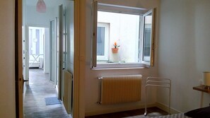 2 camere, una scrivania, ferro/asse da stiro, culla da viaggio