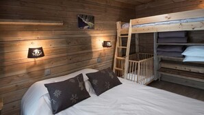 A wooden cabin room with a bunk bed, two bedside lamps, and a small framed picture on the wall. - Superbe appartement premium 42 m² La Bresse terrasse wifi vue montagne (La Bresse)