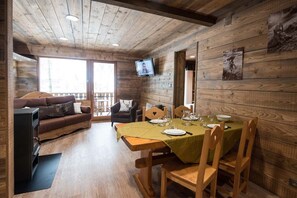Fernseher, Kamin, Tischfußball, Tischtennisplatte