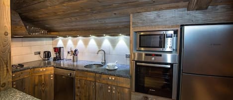 Refrigerador, microondas, horno, placa de cocina