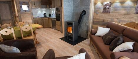 Fernseher, Kamin, Tischfußball, Tischtennisplatte