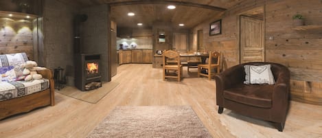 TV, caminetto, tavolo da calcetto, tavolo da ping pong