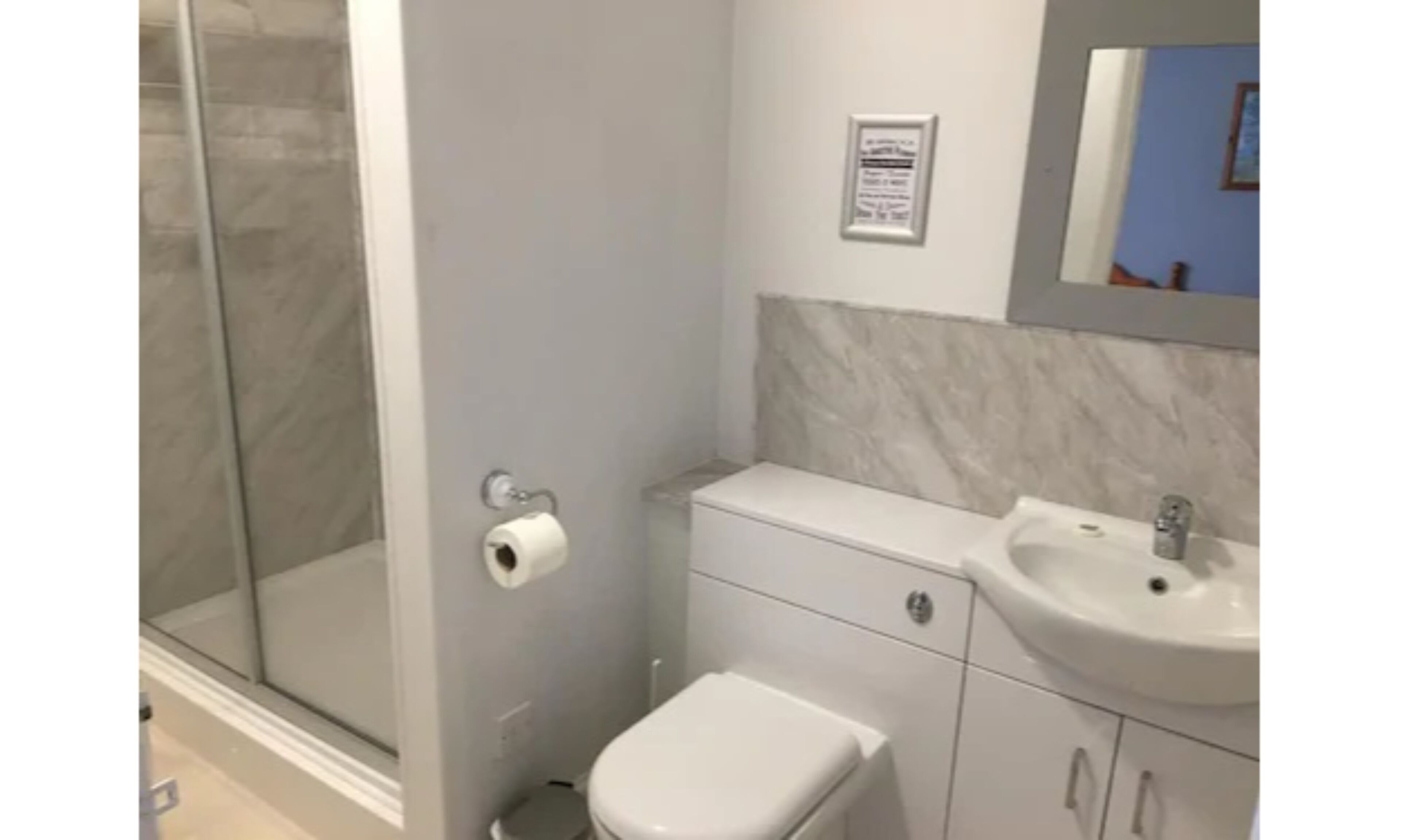 Twin Room, 2 Single Beds, Non Smoking | Bathroom | Free toiletries, hair dryer, towels