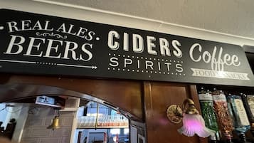Un cartel publicitario de cervezas artesanales, sidras, licores y café.