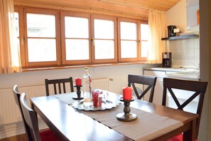 Familienapartment, Mehrere Betten, allergikerfreundlich, Gartenblick | Essbereich im Zimmer