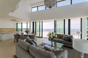 Penthouse Présidentiel, vue mer | Coin séjour | Télévision à écran plat