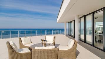 Penthouse presidencial, vista al mar | Terraza o patio