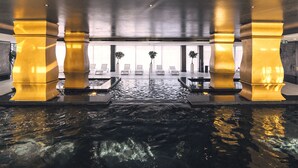 Innendørsbasseng