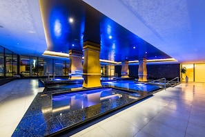 Indendørs pool