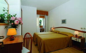 In-room safe, desk, blackout curtains, free cots/infant beds - Hotel Garni Losanna (San Michele al Tagliamento)