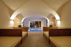 Indoor pool, outdoor pool, pool umbrellas, sun loungers - ADLER MERYEM wellness hotel (Andalo)