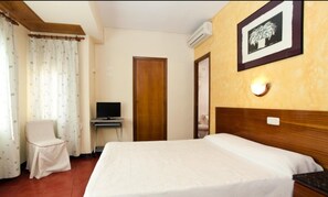 20 bedrooms, down duvets, free WiFi - Hostal Tropical (Oliva)