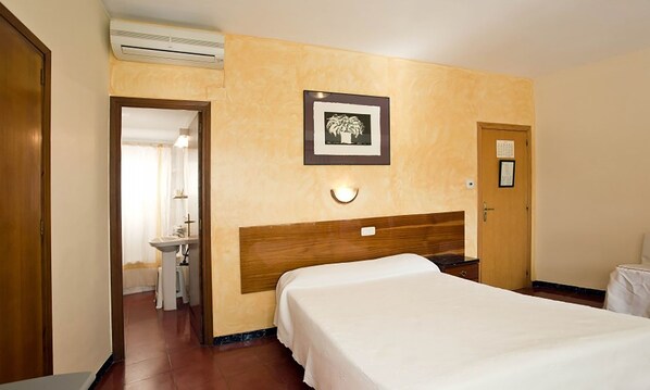 Deep-soaking bathtub, towels