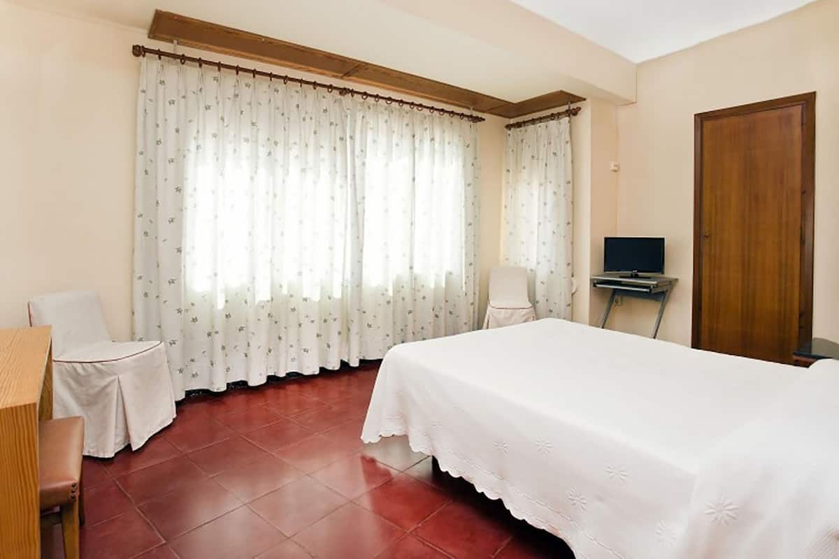 20 bedrooms, down comforters, WiFi (free)