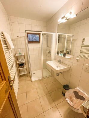 Departamento Grand, piso ejecutivo | Baño | Regadera, secadora de cabello, toallas 