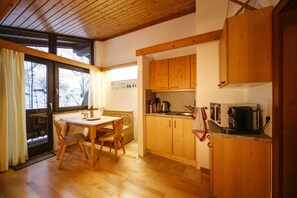 Classic Apartment, Mountainside | In-room dining